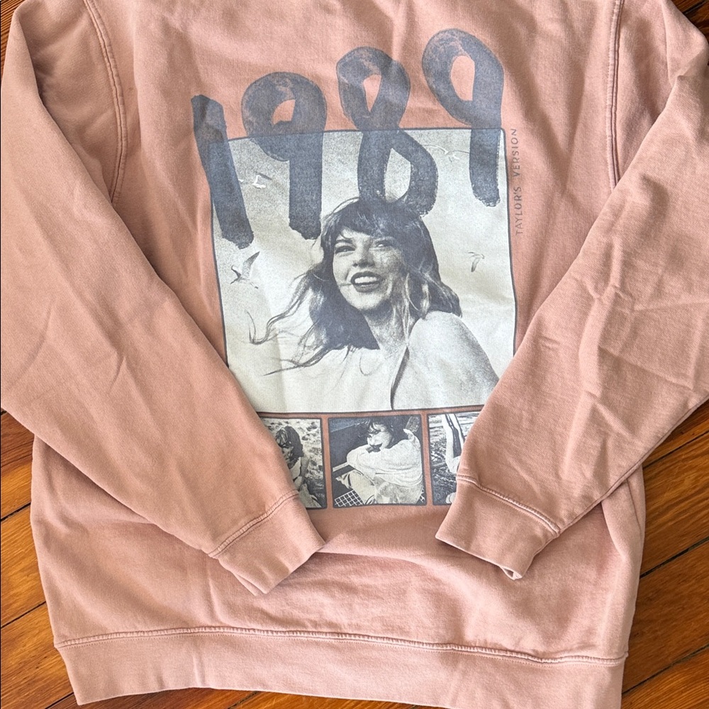 Taylor Swift 1989 Taylor’s Version Sweatshirt - Picture 3 of 3